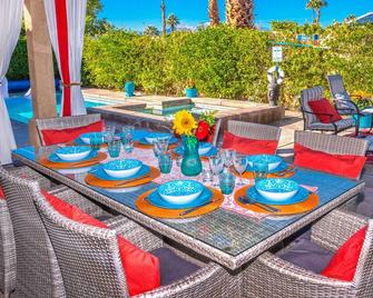Swan House - Palm Springs - Innenhof