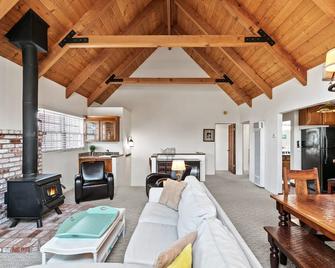 30 Steps to Beach - Coffee Shop - Waterfront Restaurant - Pacific Grove - Living room