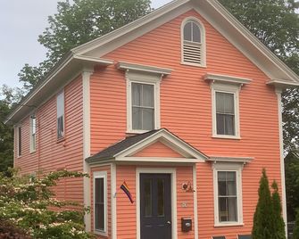 New England Style Home, Front Of House Is Yours! - Belfast - Budova