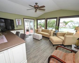 St Julian's Place - Large updated Apt @ 40 Min NYC - Rye Brook - Living room
