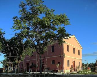 Quiet, comfortable apartment in the heart of the Marche with 360 ° panorama - Serra de' Conti - Edificio