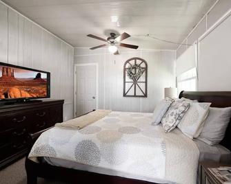 Born in the USA Retreat - River Ranch - Bedroom