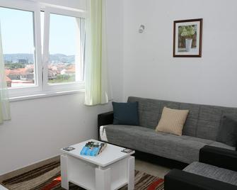 New Luxury two bedroom apartment close to Trogir town centre with sea view - Trogir - Living room