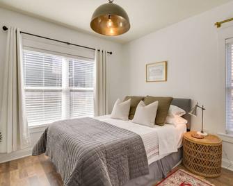 Walkable Lynchburg Condo with Private Balcony - Lynchburg - Bedroom