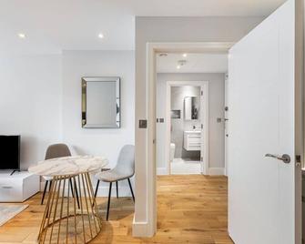 Smart 1 Bed Apartment in the Heart of Eastleigh - Eastleigh - Dining room