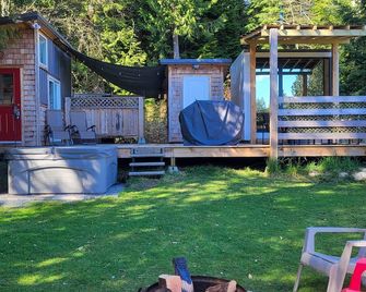 Frolander Bay Resort - Tiny Cottages - Powell River - Patio