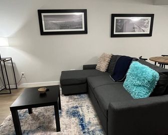 Cozy 1-bedroom condo with WiFi, AC in amazing Regina - Regina - Living room
