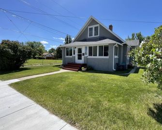 Cozy home minutes from downtown and close to the Big Horn Mountains. - Sheridan - Building