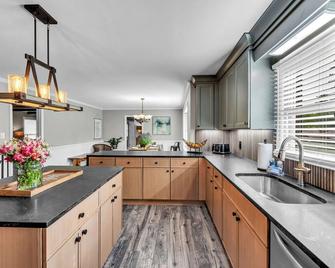 Family Friendly 7 bedrooms, 4.5 baths with game room & deck - Jamestown