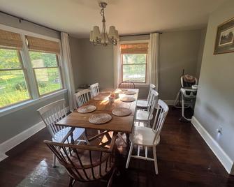 Welcome to Badby Wood Farmhouse. 3BR/2.5 Bath in the heart of Fauquier County. - Marshall - Comedor