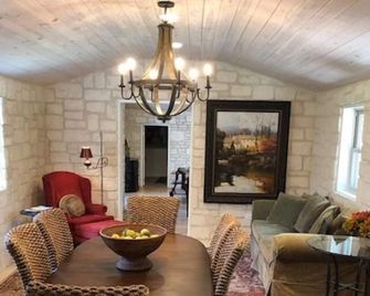 A Tx Hill Country haven, pool, yard in the midst of Boerne & Comfort town. - Comfort - Sala de estar