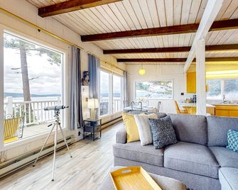 Eagles' Oceanview - Sequim - Living room