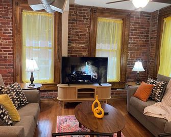 Chateau Du Burg-Historic 1bd, downtown, dog friendly, free breakfast and coffee - Warrensburg - Living room