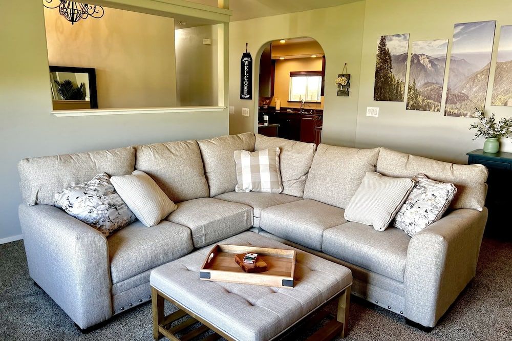 Modern Country Farmhouse: Near Visalia & Sequoia National Park! - Dinuba - Huiskamer
