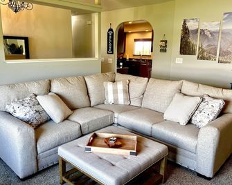 Modern Country Farmhouse: Near Visalia & Sequoia National Park! - Dinuba - Huiskamer
