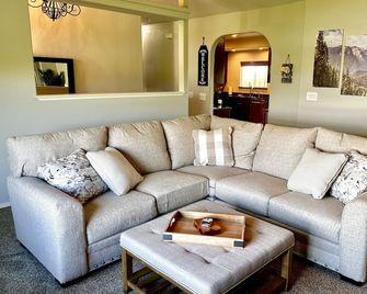 Modern Country Farmhouse: Near Visalia & Sequoia National Park! - Dinuba - Huiskamer