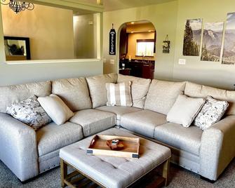 Modern Country Farmhouse: Near Visalia & Sequoia National Park! - Dinuba - Living room