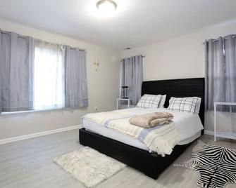 Global Vibes Parlor Renovated home,1 min to golf course & close to two stadiums - Ypsilanti - Bedroom