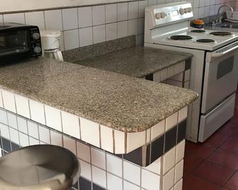 Super Comfortable Centrally Located Vacation Townhouse Rental - Copan Ruinas - Kitchen