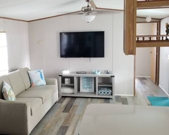 Paradise awaits you on the river. - Weeki Wachee - Sala de estar