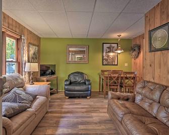 Rustic Clint Eastwood Ranch Apt by Raystown Lake - Huntingdon - Obývací pokoj