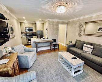 Ocean Dunes Direct Oceanfront Condo. Recently Renovated. Year-Round Heated Pool! - Hilton Head Island - Wohnzimmer