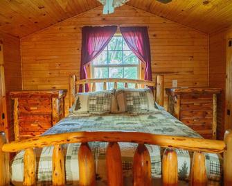 Cabin, camping, and one mile of Niangua river to explore at this secluded cabin. - Lebanon - Slaapkamer