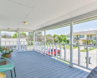 Spacious Galveston Beach House: Modern Tech, Large Decks, Prime Location - Galveston - Balkon