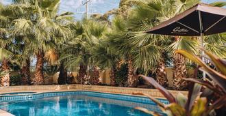 米爾杜拉城市邊緣汽車旅館及公寓酒店 - 密杜拉 - 米爾杜拉 - 游泳池