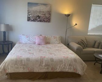Cozy studio suite with king bed - Hesperia - Slaapkamer