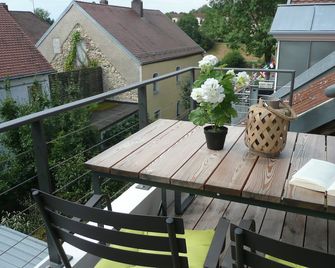 Spacious maisonette apartment with roof terrace in an ideal location - Regensburg - Balcony