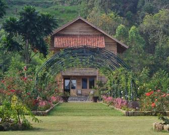 Kebun Mawar Situhapa Hotel - Garut - Edificio