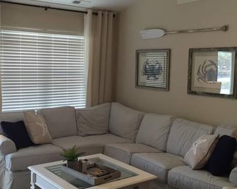 Renovated beach Getaway on a quiet street - Oak Island - Sala de estar