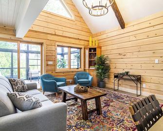 Riverside House: riverfront vacation home with private dock. - Campbellford - Living room