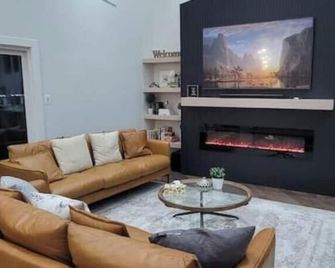 New Unique Luxury Home with Private Courtyard! (Brand New Build) - Tobermory - Sala de estar