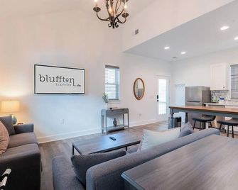 Charming Old Town Loft, nestled in the Heart of Historic Bluffton, SC - Bluffton - Living room