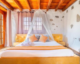 Cozy Eco Garden Cottage, 300mt Sand Beach, Pool, Exotic Garden With Sea Views - Haría - Schlafzimmer