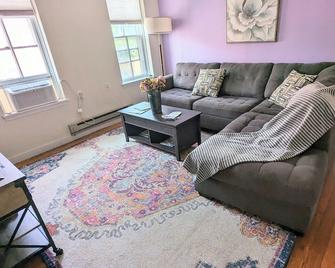 Relax at Our Downtown Flat on Hambright's Alley! 2nd Fl Unit B - Cumberland - Вітальня