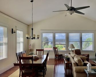 Charming and spacious 2-story home with amazing views of the Columbia River. - Astoria - Restaurant