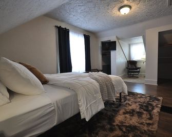 Comfy Rustic Retreat 2 blocks from Mayo Hospital and Bethany College. - Mankato - Schlafzimmer
