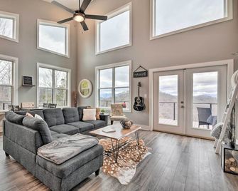 Scenic Hillside Cabin in Sylva! Game Room & Views - Sylva - Huiskamer