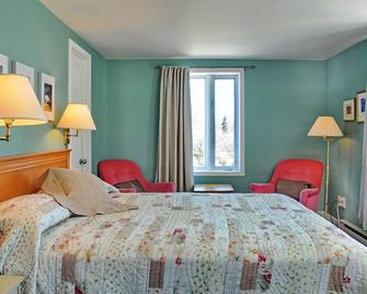 Auberge Beausejour - Saint-Joseph-de-la-Rive - Bedroom