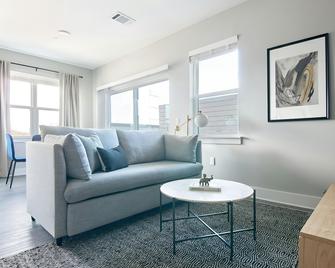Sonder Belcourt - Nashville - Living room