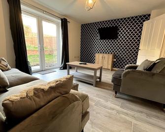 Kingfisher House by Blue Skies Stays - Stockton-on-Tees - Living room