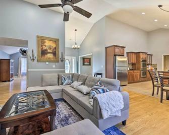 Long Pond Hideaway w/ Deck + Private Hot Tub! - Long Pond - Living room