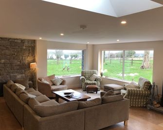 Beautiful 12/14 Bed former farmhouse overlooking Galway Bay and the Burren Hills - Ballyvaughan - Вітальня