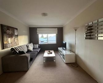 Makkadesh Homes - Bunbury - Wohnzimmer