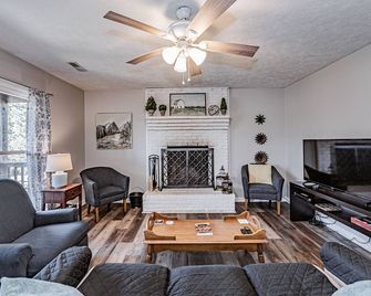 Tatum's Mtn View Retreat- Sauna-Hiking- Unit A - Madison - Sala de estar
