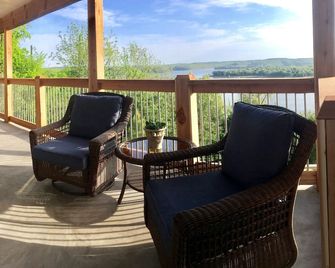 Enjoy a gorgeous Beaver Lake View Right in Prairie Creek at The Blue Heron. - Rogers - Balkón