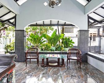 Spot On 91868 Nusa Indah Guest House Syariah - Lamongan - Patio